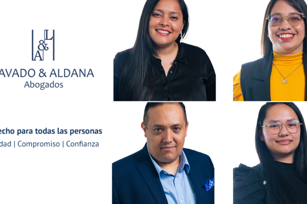 Equipo de abogados de la firma Lavado y Aldana Abogados® reunidos en una sala de conferencias, hablando en su video.